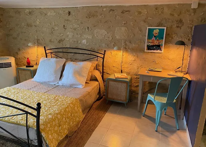 Le Prieure De Pierre Nocleg ze śniadaniem Saint-Pey-de-Castets