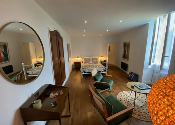 Le Prieuré De Pierre 3*